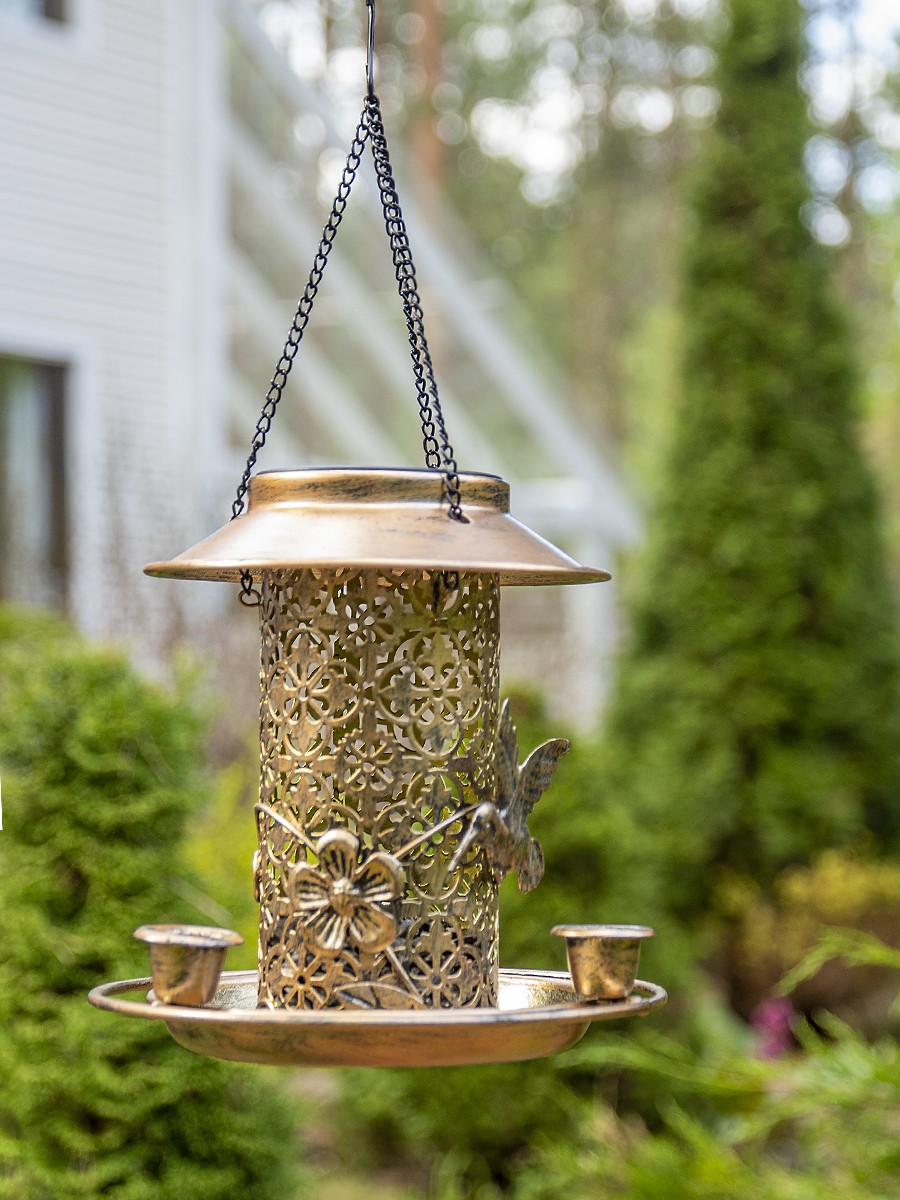 Декоративная кормушка для птиц – идеаальное украшение загородного дома, сада, квартиры лоджии или балкона.
